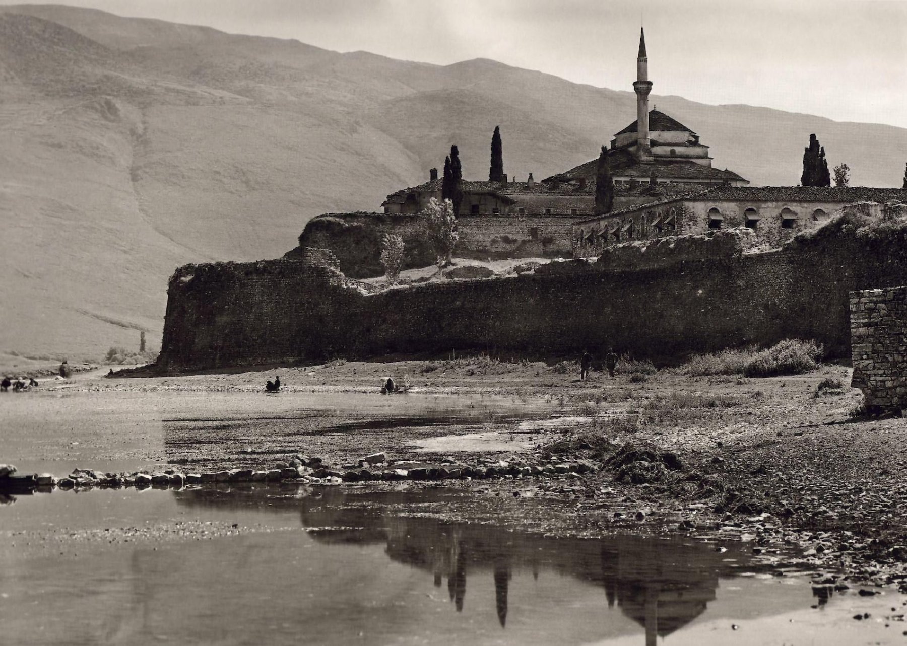 WHEN THE LAKE OF IOANNINA HAD TWO ISLANDS!